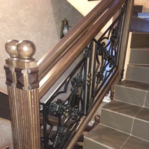 Обрамление лестницы со столбами