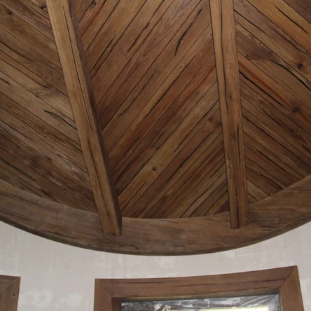 Потолок с балками "Елочка"