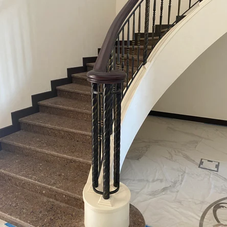 Поручень на кованную лестницу