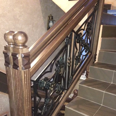 Обрамление лестницы со столбами